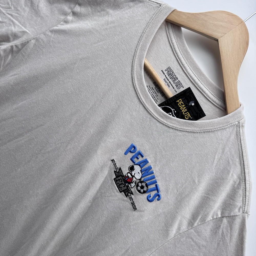 Peanuts Snoopy Soccer Club Graphic T-Shirt Gray Mens Medium NWT